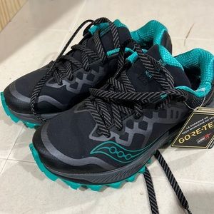 Saucony women size 5 Goretex